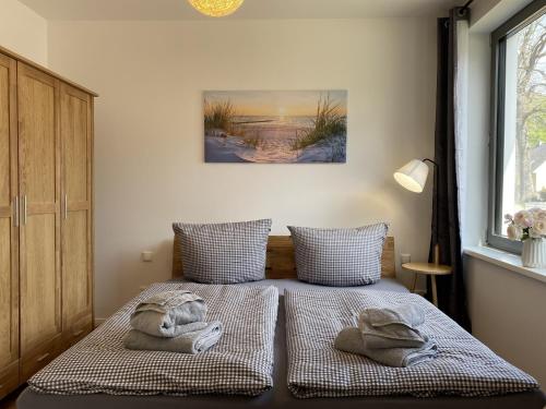 Ένα ή περισσότερα κρεβάτια σε δωμάτιο στο Ferienwohnung Meerzeit Parkvillen Carlota und Candela Baabe