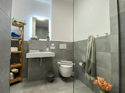 Ένα μπάνιο στο Ferienwohnung Meerzeit Parkvillen Carlota und Candela Baabe