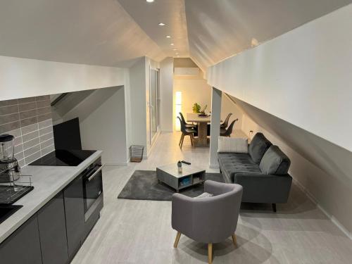 un salon avec un canapé et une table dans l'établissement Appartement vu sur la cathédrale, à Strasbourg