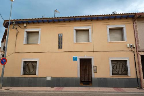 a large building with windows and a door at Pensión Discoves in Pinseque