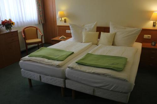 Кровать или кровати в номере Hotel Pension Haus Stork