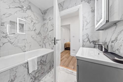 a bathroom with a white tub and a sink at Sercasa - The Hyde in The Hyde