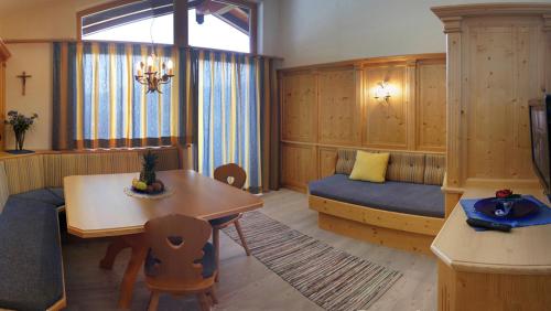 Gästehaus Alpina في موراخ: غرفة معيشة مع سرير وطاولة وغرفة طعام