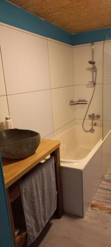 une salle de bain avec un lavabo et une baignoire dans l'établissement Maison calme, à Payrin-Augmontel