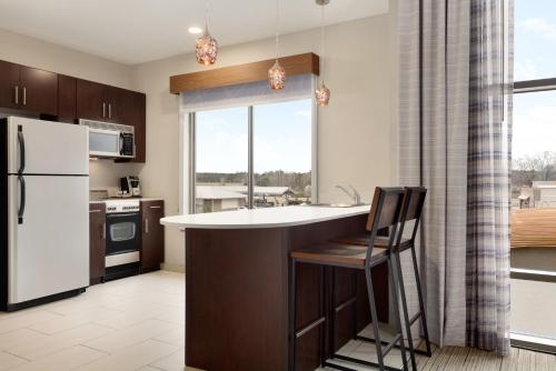 Кухня или мини-кухня в Holiday Inn Express Hotel & Suites Opelika Auburn by IHG
