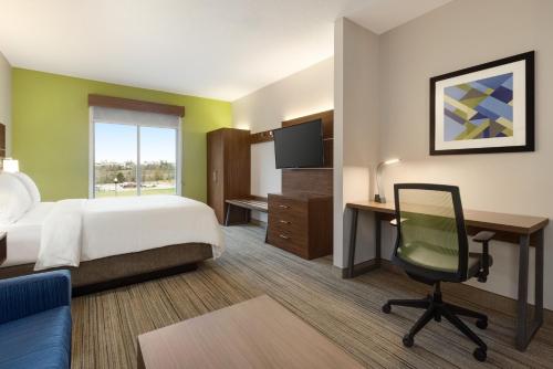 Кровать или кровати в номере Holiday Inn Express Hotel & Suites Opelika Auburn by IHG