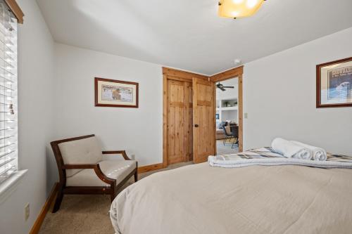 Ένα ή περισσότερα κρεβάτια σε δωμάτιο στο Powder Mountain Trapper Lodge