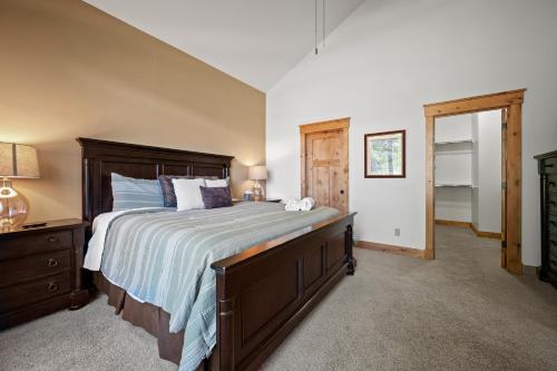 Ένα ή περισσότερα κρεβάτια σε δωμάτιο στο Powder Mountain Trapper Lodge