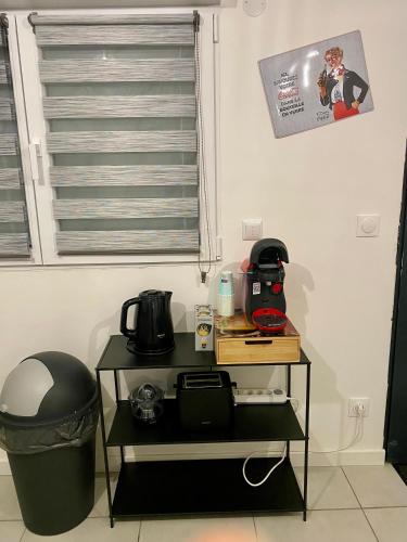 a room with a table with a coffee maker on it at BeautifulLoft près Disneyland/Astérix/Aéroport CDG in Claye-Souilly