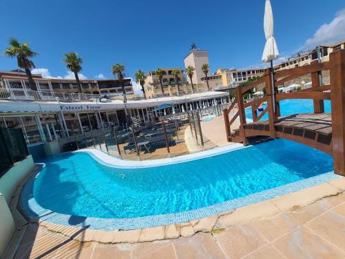 une grande piscine devant un hôtel dans l'établissement Cap Esterel Appartement 28m2 Vue Mer, confort & loisirs au centre du village, FIBRE, à Saint-Raphaël