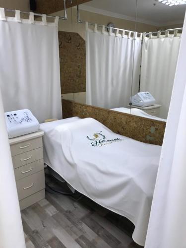 Una cama o camas en una habitación de Hermes Resort Hotel