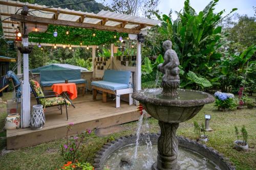 Un jardín fuera de Blue Morpho Lodge