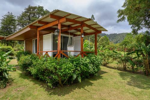 Un jardín fuera de Blue Morpho Lodge