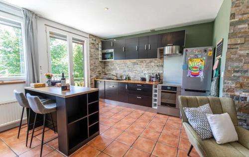 une cuisine avec un réfrigérateur et un comptoir dans l'établissement Les Roses du Vercors Appartement, à Villard-de-Lans