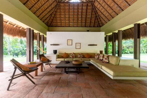 Χώρος καθιστικού στο Astonishing 5BR Villa at Mesa de Yeguas