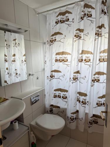 Koupelna v ubytování Moderne Ferienwohnung Lenzerheide mit Aussicht