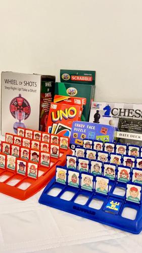 een tafel met dozen met eten en andere snacks bij City View Suite in Manilla