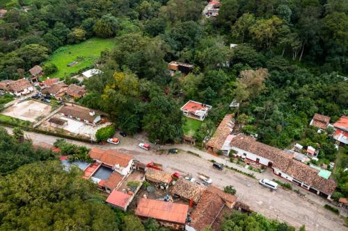 an aerial view of a house with a yard at Casa Patio - Habitacion 6 in Los Reyes