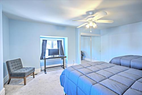Ένα ή περισσότερα κρεβάτια σε δωμάτιο στο Cozy townhouse, 1-mi from the heart of Soulard!