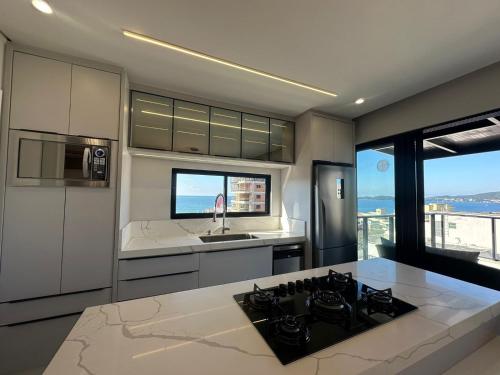 Η κουζίνα ή μικρή κουζίνα στο Cobertura com Vista para o Mar a 200m da Praia – Bombas, Bombinhas