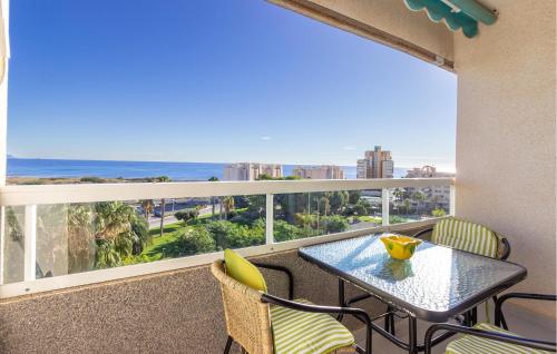 ein Balkon mit Tisch und Stühlen und Blick auf das Meer in der Unterkunft Beautiful Apartment In Campello in El Campello