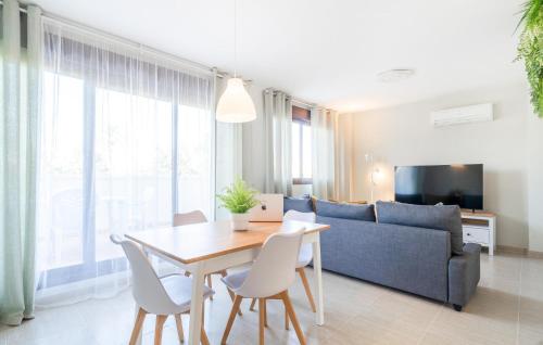 un soggiorno con un tavolo e un divano blu di Nice Apartment Panorámica Golf a San Jorge