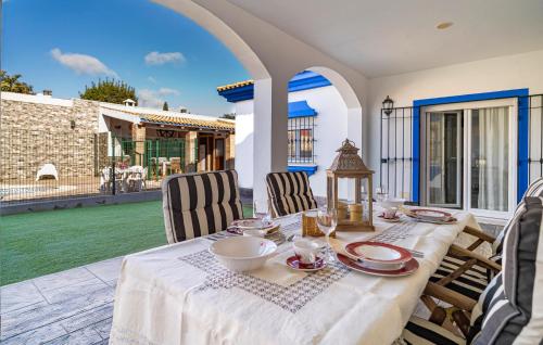 un tavolo con una tovaglia bianca su un patio di 5 Bedroom Gorgeous Home In Los Barrios a Los Barrios