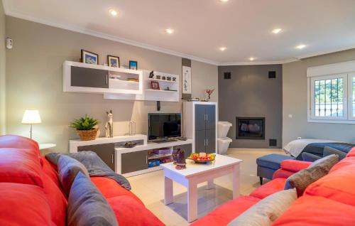 un soggiorno con divani rossi e una TV di 5 Bedroom Gorgeous Home In Los Barrios a Los Barrios