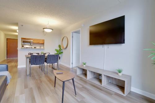 TV a/nebo společenská místnost v ubytování Live the Arlington Exp in a Comfy and Stylish Apt