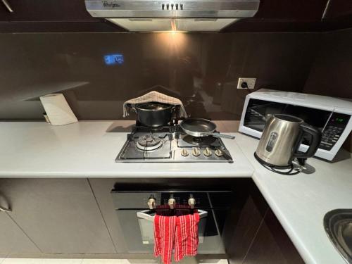 Bula Bliss 2-Bedroom Apartment with Mountain View - Nadiにあるキッチンまたは簡易キッチン