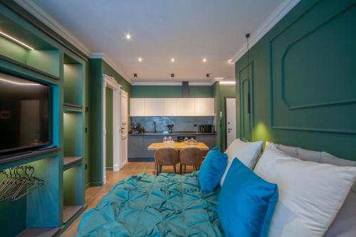a room with a couch and a table with blue pillows at MENTORE MAISON PRESTiGE in Noceto