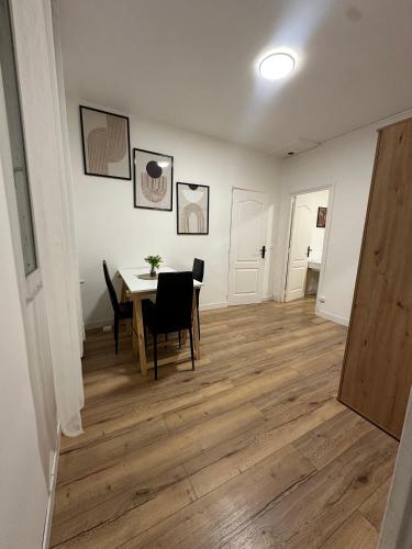 une salle à manger avec une table et des chaises dans l'établissement Charmant appartement américain, à Saint-Denis