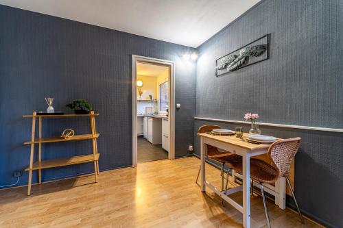 une pièce avec une table et des chaises et une cuisine dans l'établissement L'Azur - Parking privé - Hypercentre - Wifi, à Marcq-en-Barœul