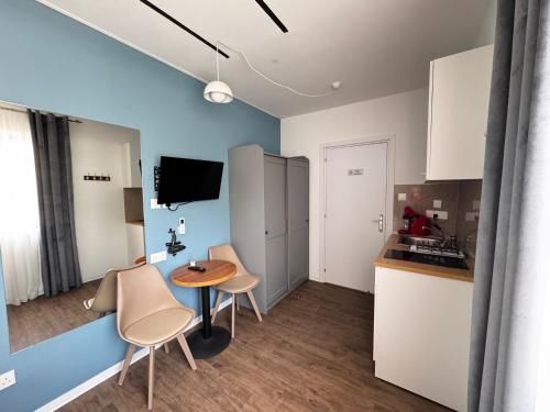 Η κουζίνα ή μικρή κουζίνα στο Modern Studio 7 private Kitchenette and Bathroom