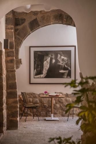 an archway in a room with a table and chairs at Casa Clara by Ananay Hotels in Cusco