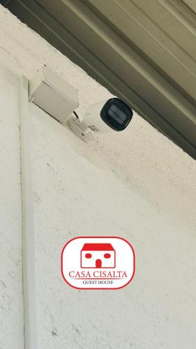 a sign on the side of a building with a toaster at Casa Cisalta N3 - Quarto 5mn CENTER CITY in Praia