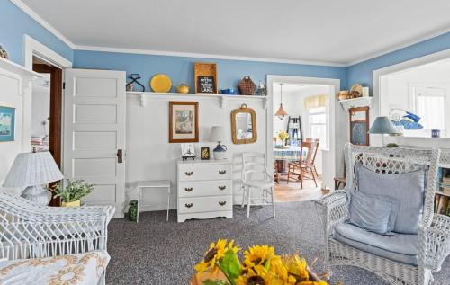 Istumisnurk majutusasutuses Charming 2-Bedroom Strong Cottage in Twin Lake, MI