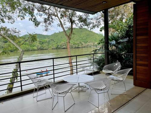 アナポイマにあるCharming 2BR Villa in the Heart of Anapoimaの川の景色を望むパティオ(テーブル、椅子付)