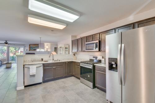 Η κουζίνα ή μικρή κουζίνα στο 4 Mi to San Joaquin River Peaceful Patterson Home