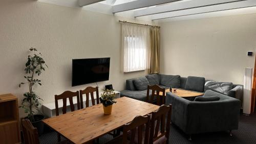 Una televisión o centro de entretenimiento en Hotel Zierow - Urlaub an der Ostsee
