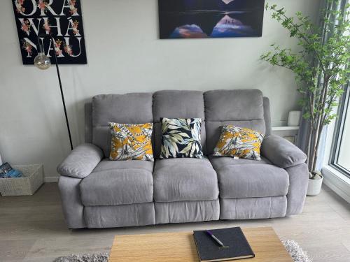 Ruang duduk di Immaculate 3 bd 2 bth apartment Free Carpark & pool