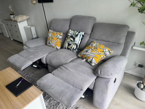 Ruang duduk di Immaculate 3 bd 2 bth apartment Free Carpark & pool