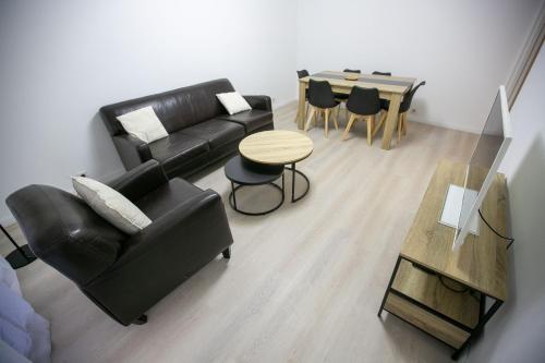 un salon avec un canapé et une table dans l'établissement Spacieux & Lumineux Proche de Paris & Versailles, à Vélizy-Villacoublay