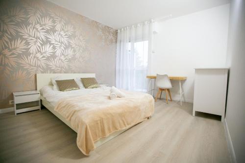une chambre avec un grand lit et un mur dans l'établissement Spacieux & Lumineux Proche de Paris & Versailles, à Vélizy-Villacoublay