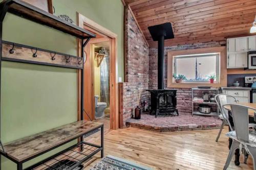 Kuchyň nebo kuchyňský kout v ubytování Rustic Cabin Wood Fireplace & Large Deck
