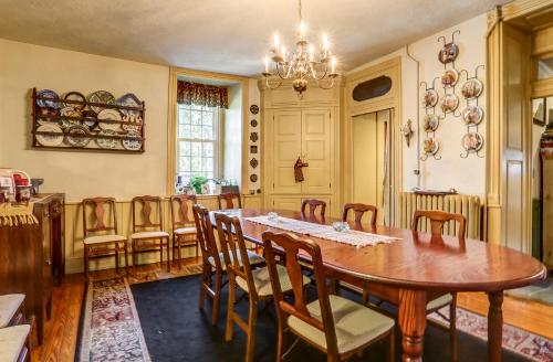 een eetkamer met een houten tafel en stoelen bij Osceola Mill House Bed and Breakfast in Gordonville