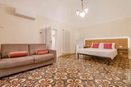 a living room with a couch and a bed at Antiche Mura Apartments"Bianco di Puglia" cucina 1 camera da letto più divano letto in Turi