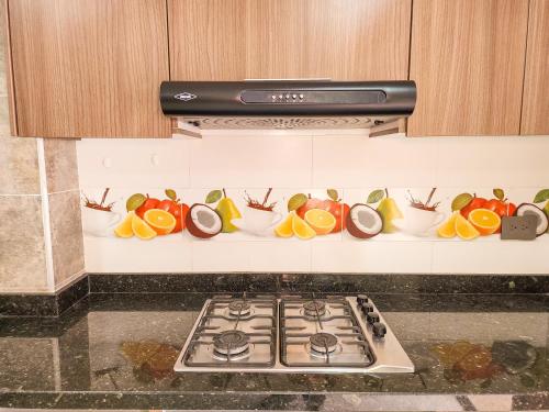 a kitchen with a stove and a bunch of fruit on a shelf at Finca,lago de pesca,piscina natural,moderna in Rionegro