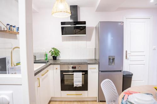 Il comprend une cuisine équipée d'un réfrigérateur et d'une table. dans l'établissement 