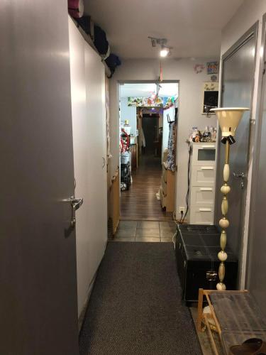 a hallway with a door leading to a room at Комната в квартире, 20 минут от центра Осло на общественном транспорте in Grorud